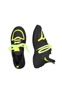Zwarte sportschoenen met neongele accenten en veters, met een gestructureerde rubberen zool, ronde vorm en gestroomlijnd ontwerp.
