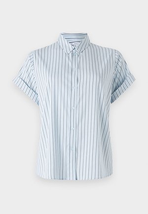 Svetlo modra majica s kratkimi rokavi z navpičnimi črtami, s sprednjim gumbi in klasičnim ovratnikom, narejena iz gladkega blaga.