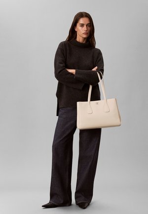 Calvin Klein, CK MEDIUM WORK TOTE - Håndtasker - light hay