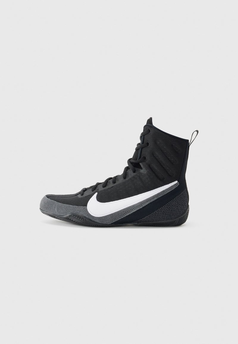 Černá vysoká sportovní obuv s bílým logem Swoosh, texturovaným syntetickým svrškem, šedými semišovými akcenty a odolnou gumovou podrážkou.