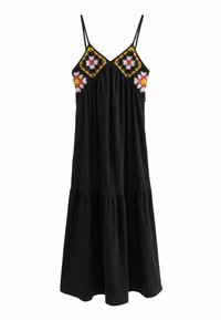 Robe noire sans manches avec un design à volants, ornée de broderies florales colorées sur le buste et de fines bretelles. Tissu doux et texturé.