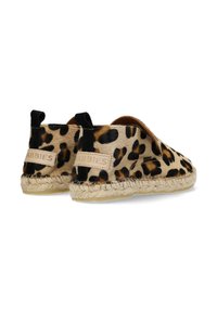 Espadryle w cętki z miękkim tekstylnym wierzchem, czarnymi akcentami i podeszwami z liny jutowej; z tyłu pętelki ułatwiające zakładanie.