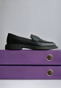 ESTRO Slip-ons - black