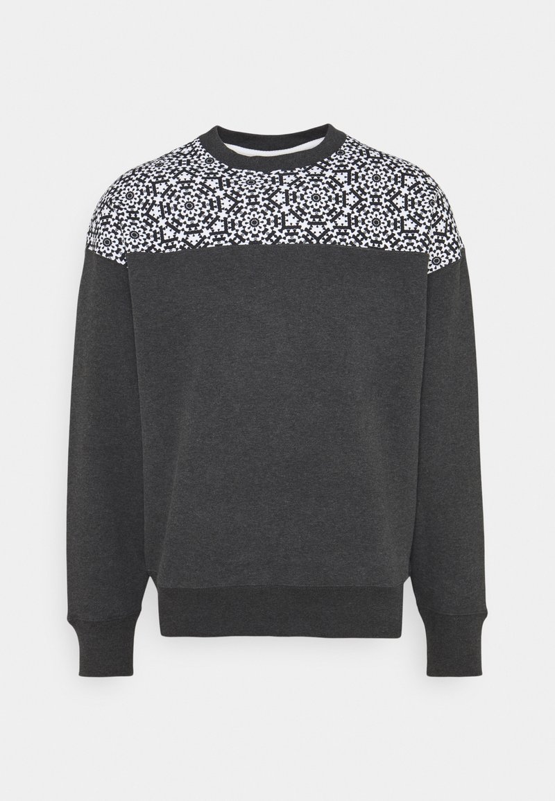 Sweat-shirt gris foncé à manches longues avec motif floral géométrique noir et blanc sur les épaules et le haut de la poitrine, poignets et ourlet côtelés.