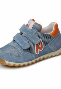 Modré semišové tenisky s prodyšnými panely, zapínáním na suchý zip a oranžovým akcentem. Mají vlnitý vzor podrážky pro lepší přilnavost a flexibilitu.