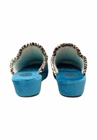 Pantofole blu in suede con un bordo testurizzato a stampa leopardata. Presentano una soletta imbottita e un tacco basso e largo per maggiore stabilità.