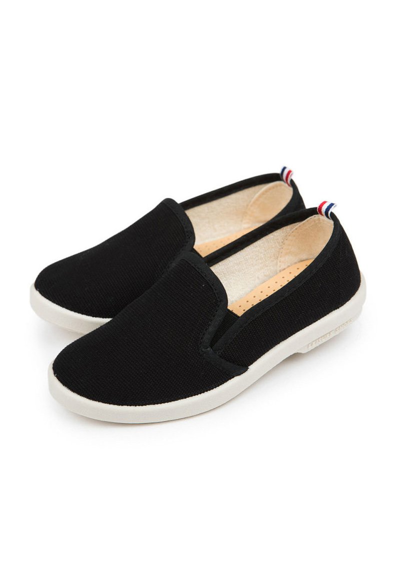 Des chaussures noires à enfiler en toile avec une surface texturée, des semelles en caoutchouc blanches et des onglets d'accent rouge, blanc et bleu au talon.