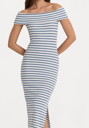 Robe épaules dénudées en tissu côtelé, avec des rayures horizontales bleues et blanches, forme ajustée et une fente sur le côté.
