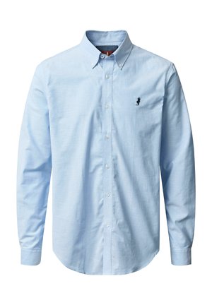 Camisa de color azul claro, de manga larga, con cuello puntiagudo y un pequeño logo bordado en el pecho. Fabricada con tela suave.