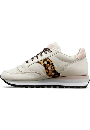 Sneakers con una toma crema e un accento in stampa leopardata, lacci marroni, linguetta rosa sul tallone e una suola intermedia bianca con suola esterna nera.