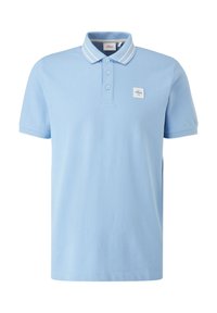 Světle modré polo tričko vyrobené z bavlny, s límečkem s bílými pruhy, zapínáním na tři knoflíky a logem na levé hrudi.