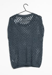 Dunkelgrauer, offener Strickpullover mit lockerer Passform und weitem Halsausschnitt. Verfügt über gerippte Bündchen und Saum, die ein strukturiertes Muster zeigen. Hängt an einem schwarzen Haken.