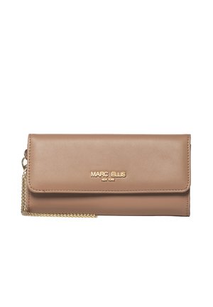 Portafoglio in finta pelle marrone con tracolla a catena color oro. Presenta una chiusura a pattina e il logo inciso "MARC ELLIS NEW YORK" sulla parte anteriore.
