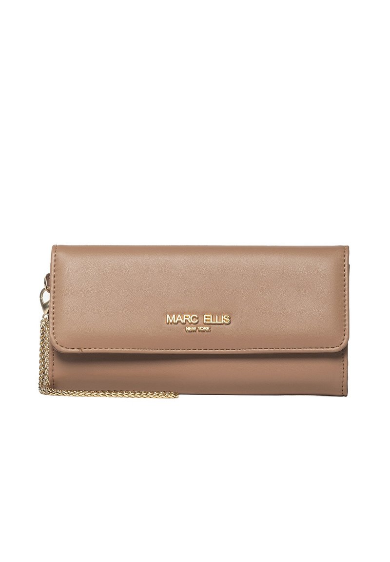 Portafoglio in finta pelle marrone con tracolla a catena color oro. Presenta una chiusura a pattina e il logo inciso "MARC ELLIS NEW YORK" sulla parte anteriore.