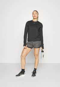 Nike Performance SWIFT TOP - Langærmet T-shirt - black/(reflective silv)