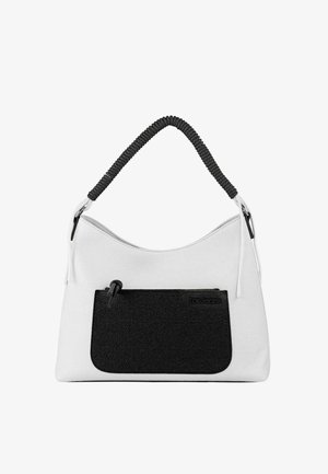 Bolso de mano de cuero blanco con un bolsillo de acento negro texturizado. Cuenta con un asa negra enrollada y una silueta lisa y curva.