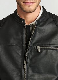 Schwarze Lederjacke mit durchgehendem Reißverschluss, geripptem Kragen und zwei Reißverschlusstaschen. Die Textur ist glatt mit sichtbaren Nähten.