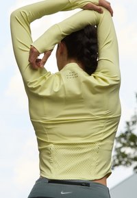 Nike Performance RUN - Langarmshirt - life lime