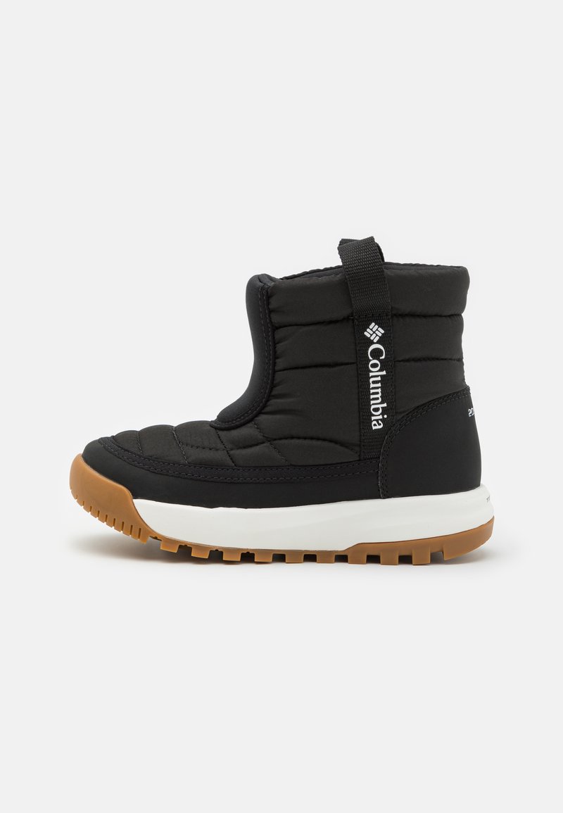 Bota ankle preta e volumosa com textura acolchoada, abertura elástica, entressola branca e sola de borracha com grip. Logotipo da Columbia na lateral.