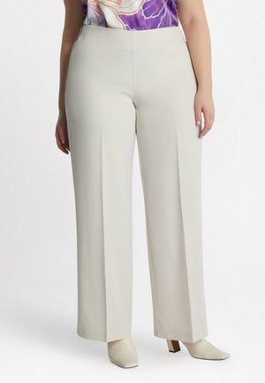 Pantaloni larghi color beige chiaro realizzati in un tessuto liscio con vita alta, caratterizzati da un design pulito e leggere pieghe frontali.