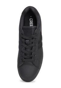 Scarpa sportiva nera con tomaia sintetica, punta rotonda, lacci piatti e pannello laterale testurizzato. Presenta un collo imbottito e una soletta removibile.