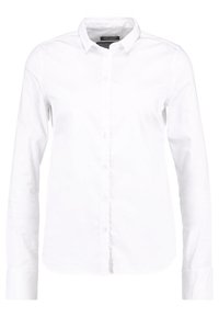 Camisa blanca de botón de manga larga hecha de suave tela de algodón; cuenta con un collar clásico, placket frontal y cierre de botón.