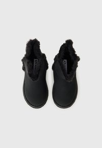 Fekete, műszőrme bélésű bokacsizma, puha, sima külsejével és enyhén megemelt bokájával. Masszív gumitalp tartós varrással.