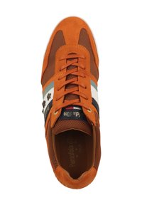 Sneaker in suede arancione e rete con strisce bianche e teal, dettagli marroni e lacci scuri. Presenta una soletta con marchio e superficie testurizzata.