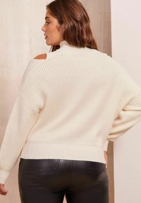 Friends Like These COLD SHOULDER HIGH NECK  - Džemper - cream