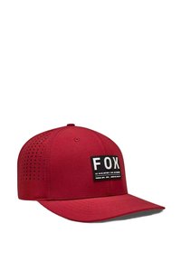 Gorra aislante roja con visera plana, paneles laterales perforados y un parche rectangular que muestra "FOX" en letras grandes. Acabado de tela texturizada.