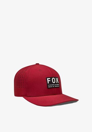 Gorra aislante roja con visera plana, paneles laterales perforados y un parche rectangular que muestra "FOX" en letras grandes. Acabado de tela texturizada.