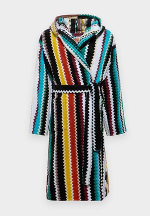 Rochie de baie cu glugă, realizată dintr-un material moale, cu dungi în zigzag de culoare neagră, albă, roșie, galbenă, turcoaz și verde; include o curea și buzunare.