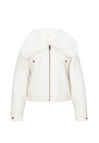 Giacca cropped in finta pelle bianca con un colletto morbido bianco, chiusura con zip e due tasche frontali. Presenta dettagli in metallo dorato.