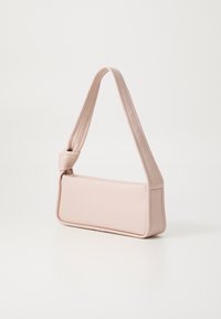 Prostokątna różowa skórzana torebka z supełkowanym paskiem, charakteryzująca się gładką fakturą i minimalistycznym designem.
