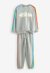 Grijze sweatshirt met de tekst "FRESH AIR", kleurrijke accenten op de mouwen; bijpassende grijze broek met zijstrepen in rood, oranje, geel en blauw.