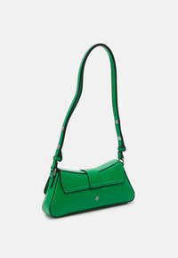 Vihreä synteettisestä nahasta valmistettu käsilaukku, jossa on kolmiomainen muoto, kapea runko ja mustat yksityiskohdat. Varustettu lyhyellä olkahihnalla ja läpän suljennalla.