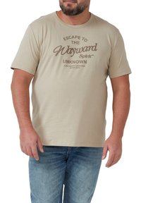 Beige t-shirt met korte mouwen van zachte stof en een ronde hals. Heeft een bruine opdruk met de tekst: "Ontsnap naar de Weggevoerde Geest ONBEKEND."