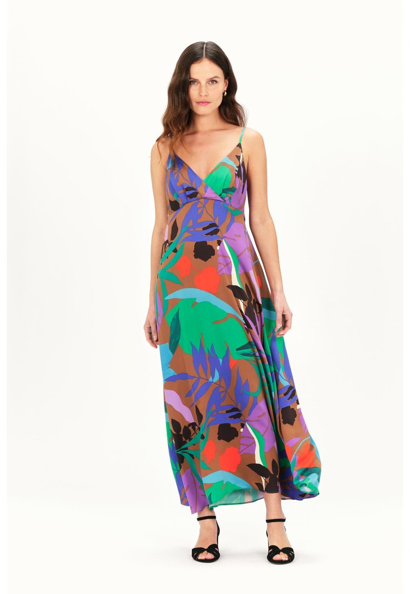 Robe maxi aux couleurs vives, ornée d'un motif floral avec des nuances de vert, de violet et de marron. Design à décolleté en V avec des bretelles fines. Texture lisse.
