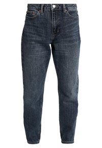 Tummansinisiä farkkuhousuja, joissa on korkea vyötärö, suora lahje, viisi taskua ja vaaleaa kulumista. Ominaisuuksiin kuuluu klassinen napitus ja ompelutäydennykset.