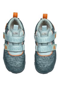Sneakers per bambini in tessuto grigio con accenti arancioni. Presentano strap con chiusura a velcro, parte superiore testurizzata e suole in gomma. Design impermeabile.