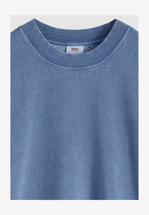 Blauwe crewneck trui van zacht katoen, met een geribde halslijn en een subtiele textuur. Voorzien van een klein merklabel bij de kraag.