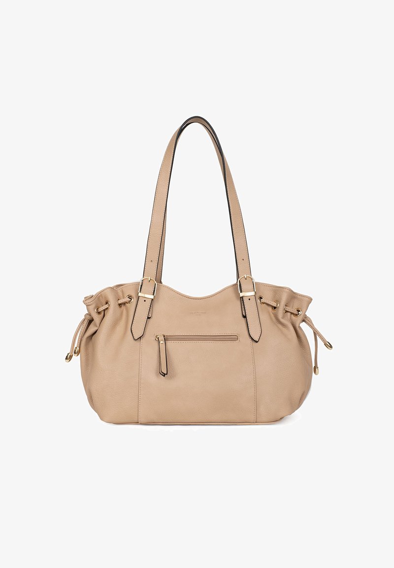 Beige leren shopper met twee schouderriemen, trekkoordsluitingen aan de zijkanten en een voorzak met rits. Voorzien van gouden hardware accenten.
