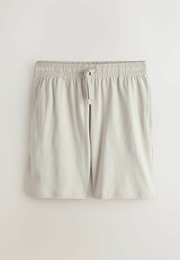 Világosszürke rövidnadrág elasztikus derékpánttal, húzózsinórral és oldalzsebekkel; sima tapintású, térdig érő szabású.