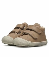 Hellbraune Lederschuhe mit zwei Klettverschlussriemen, abgerundeter Spitze, strukturierten Sohlen und einer Gummilaufsohle für besseren Halt.