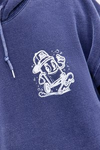 Marineblauer Hoodie mit Kordelzug, der ein weißes Grafikdesign eines Skateboard-Charakters zeigt. Der Stoff wirkt weich mit einer strukturierten Oberfläche.