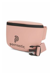 Roze waterdichte heuptas met een gebogen vorm, zwarte rits en verstelbare band met een gesp. Toont het "pactastic" logo in het zwart.