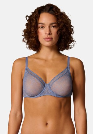 Lyseblå blonde-bh med trekantet form, tynde justerbare stropper og dekorativ blonderkant langs kanterne. Gennemsigtigt stof med blomsterdetaljer.