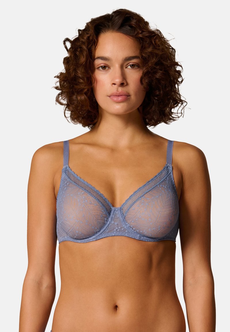 Hellblauer Spitzen-BH mit dreieckiger Form, dünnen verstellbaren Trägern und dekorativer Spitzenborte an den Rändern. Durchsichtiger Stoff mit floralen Musterdetails.