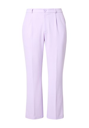 Pantalons lilas avec une coupe droite, des plis à l'avant, une fermeture à bouton, des passants de ceinture et une texture lisse et légèrement brillante.