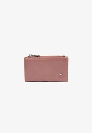 Portafoglio rettangolare rosa in pelle con una tasca superiore con zip e un piccolo logo argentato nell'angolo in basso a destra.